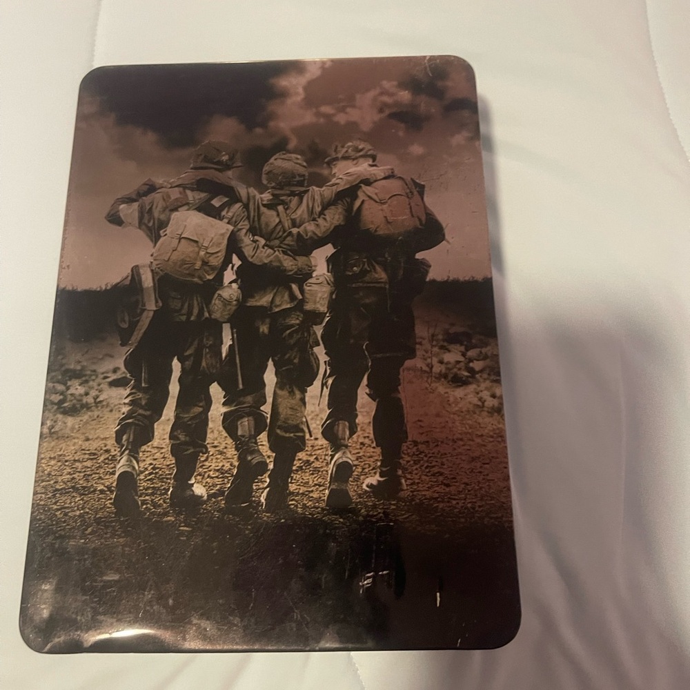 Band of Brothers 10 Episodes 6-Disc Set -Tin Box DVD Bonus Features. - Picture 2 of 10